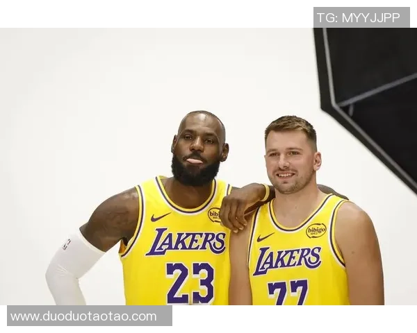 湖人对雄鹿赛后采访全景回顾球员表现与战术分析